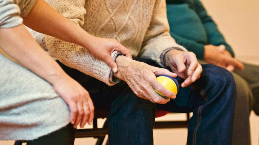 Assistance à l'habillage pour les personnes âgées